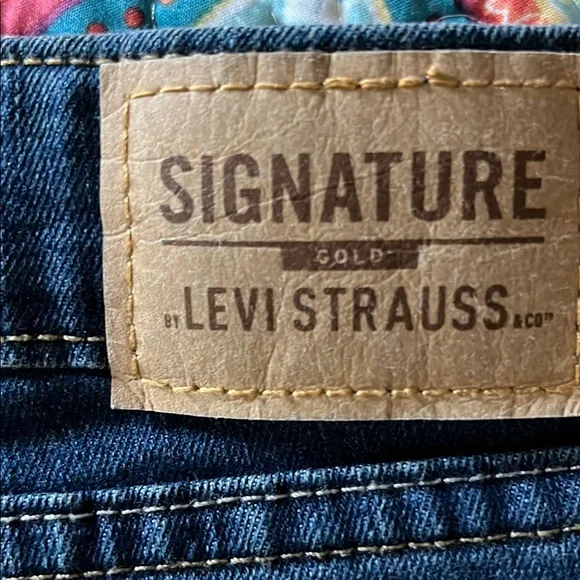 Signature by Levi Strauss Women's Jean Shorts - Picture 5 of 8